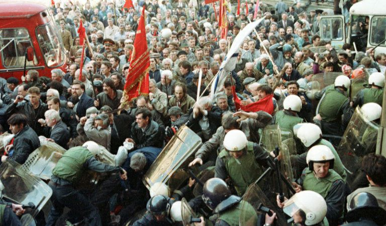 Это было время, когда оппозиция еще не стала ручной, а режим Ельцина ее реально опасался. Толком ничего эта новая власть «свободной России» делать еще не умела, поэтому сразу собезъянничала опыт царского режима. Нынешняя власть в этом смысле гораздо умнее.