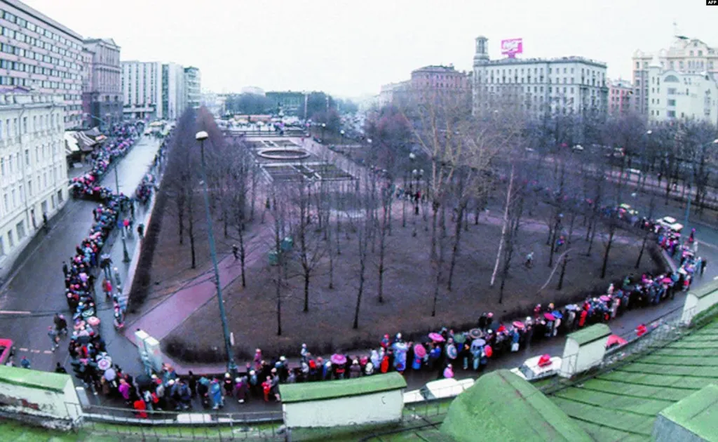 Очередь в Макдональдс в Гомеле. А то все Москву показывают, мол, она во всем виновата.