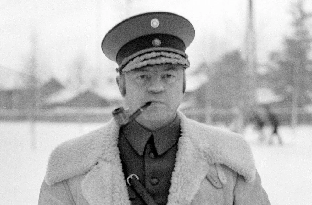 Курт Мартти Валлениус. Один из офицеров германских финских егерей, идеолог "великой Финляндии". Лидер финских ультраправых. Неудачный путч 1932 года вынудил несостоявшегося фюрера "великой Финляндии" временно уйти со сцены на должность директора рыбного хозяйства. Командовал непродолжительное время финскими войсками в Лапландии в период Зимней войны, отправлен в отставку. Просился в 1941 рядовым на фронт, но был вежливо послан.