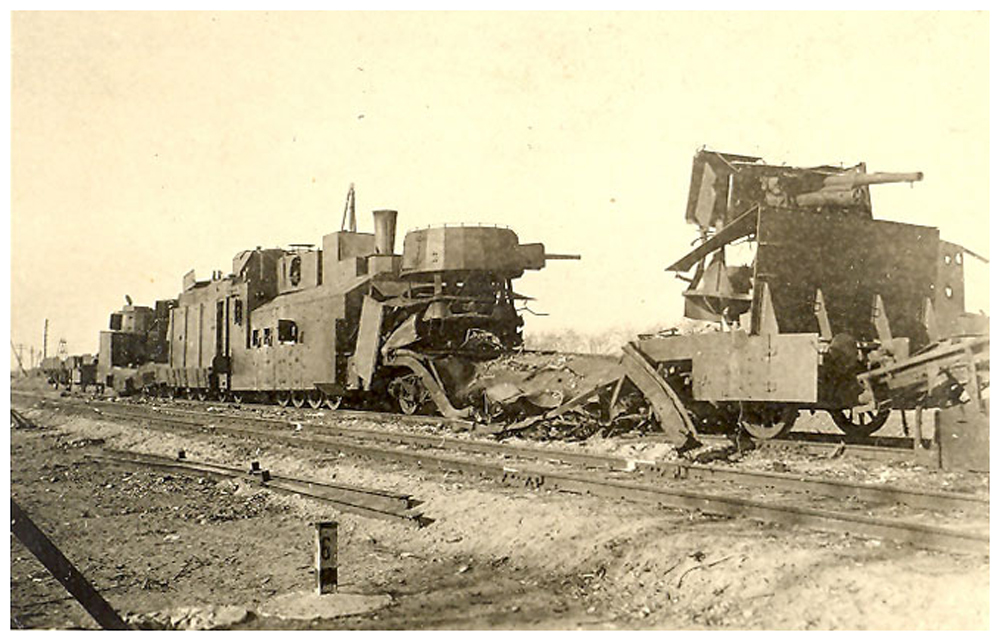 Разбитый бронепоезд войск НКВД. Октябрь 1942 года.