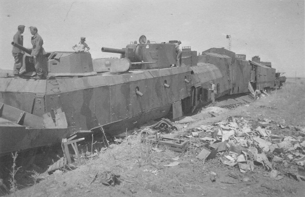 Бронепоезд №2 "За Родину!" разбитый в р-не Ворошиловграда в июле 1942 года. Обратите внимание на башню от КВ-2 и танковую башню с 45 мм орудием. Данный снимок наглядно иллюстрирует уровень стандартизации в этом вопросе. Проще говоря, несмотря на наличие стандартных типов и проектов (см. Часть 1), делали из того, что было под рукой.