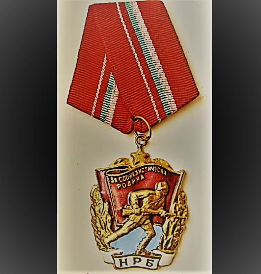 Болгарский орден "Красное Знамя". Учрежден в 1950 году. Это первый орден "новой Болгарии" после 1944 года. Им награждались военнослужащие, части и соединения. Для награждение за трудовые достижения был учрежден орден "Красное Знамя Труда".