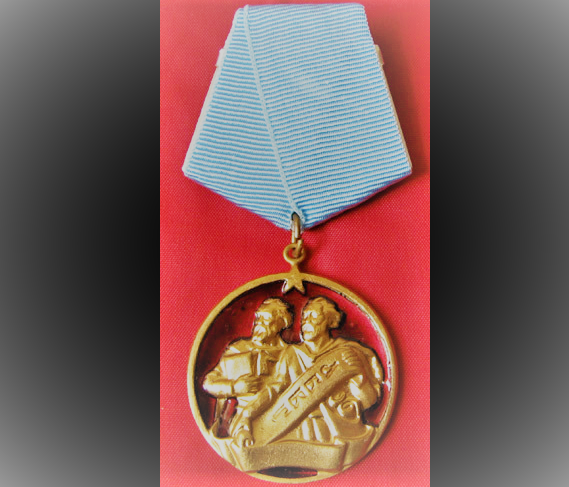 Болгарский орден "Кирилл и Мефодий". Учрежден в 1952 году. Им награждались за культурные достижения. Орден имел совсем иной статус и дизайн, нежели имевшийся при монархии с похожим названием, приравнивать их категорически некорректно.