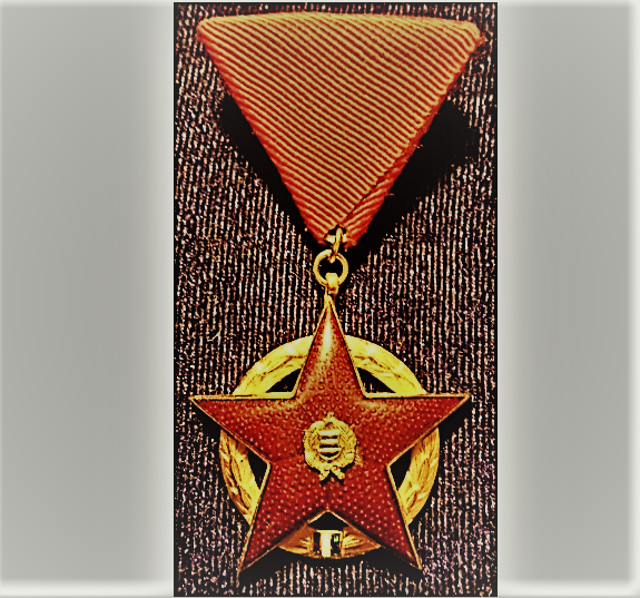 Венгерский "Орден Красной Звезды". Им награждались военнослужащие и воинские части за отличие в службе. Допускалось также награждение гражданских лиц за особые заслуге в деле укрепления Вооружённых Сил.