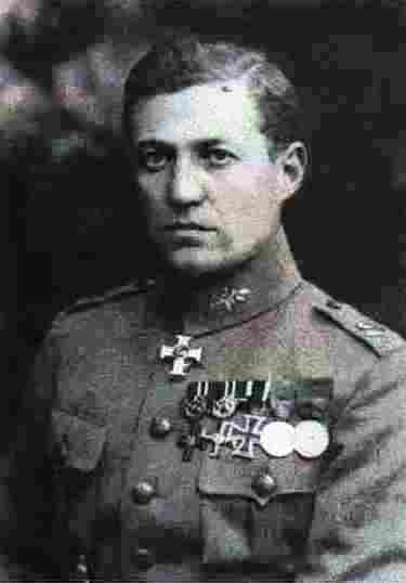 М. Экстрём. Этот человек, в частности, отметился в известной даже на Западе "резне в Виипури"  - финальном аккорде финской гражданской войны, когда в Выборге были убиты сотни русских (главным образом беженцев из Петрограда) по официальным данным и тысячи по неофициальным. 