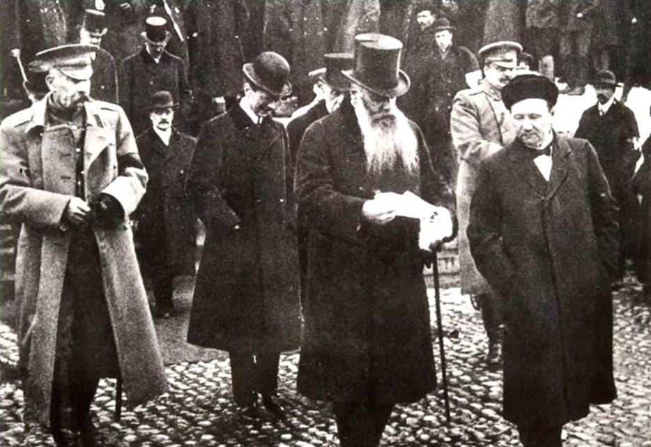 После Февральской революции: Генерал-губернатор Стахович (слева) и вице-президент хозяйственного (экономического) департамента Сената Оскари Токой (крайний справа) на открытии сессии Сейма в Хельсинки 29 марта (11 апреля 1917 года).