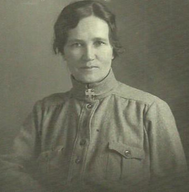 Финская национал-феминистка Хилья Элизабет Рийпинен На вороте блузы у нее эмблема женской военизированной организации Лотта Свярд в виде свастики.