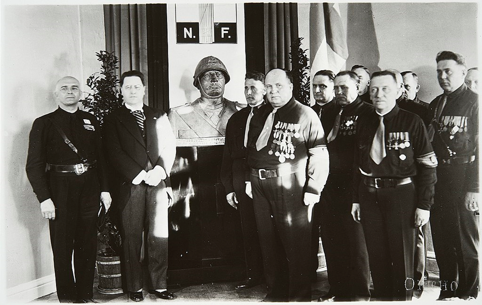 Лидеры IKL принимают от итальянской делегации ценный подарок -бюст Муссолини. 7 июня 1935 года, Хельсинки, ресторан «Черный медведь». Справа как раз финские «патриоты».