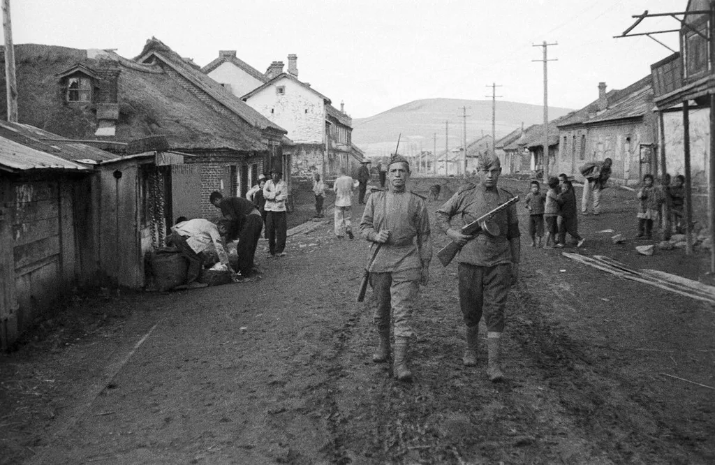 Советский патруль на улицах китайского селения в Манчжурии.