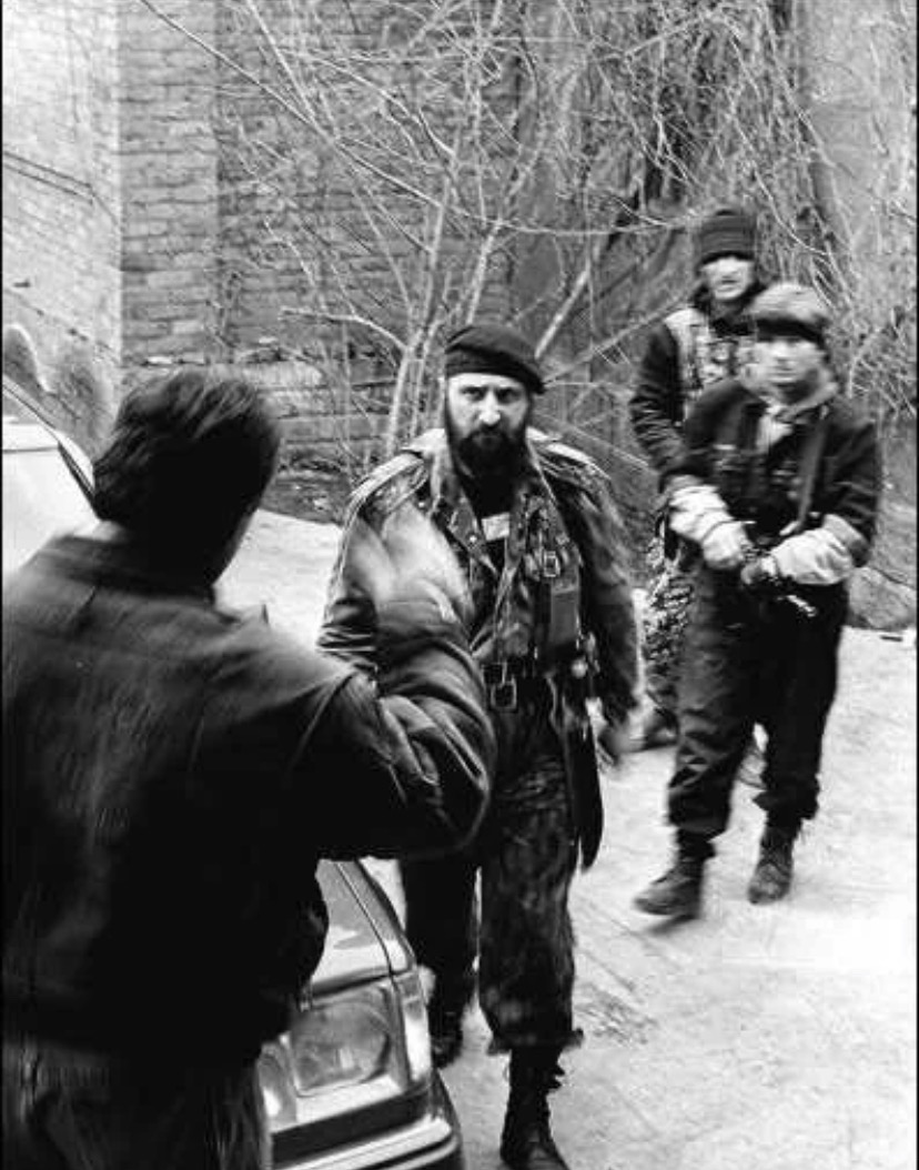 Руслан Лабазанов в окружении своих бойцов. 1995 год.