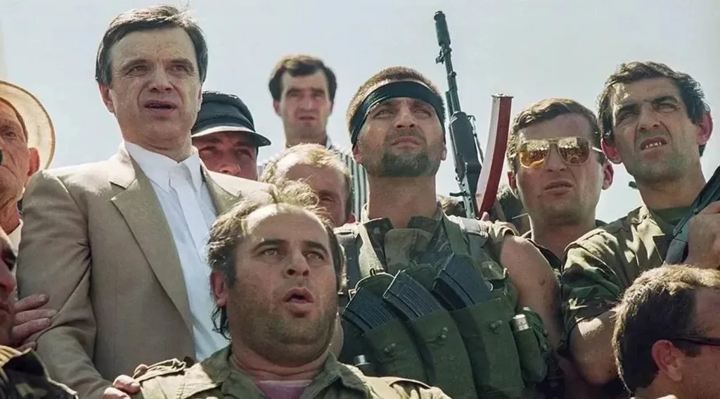 Антидудаевская оппозиция. В пиджаке Руслан Хусбулатов, в черной повязке Лабазанов. Чечня.