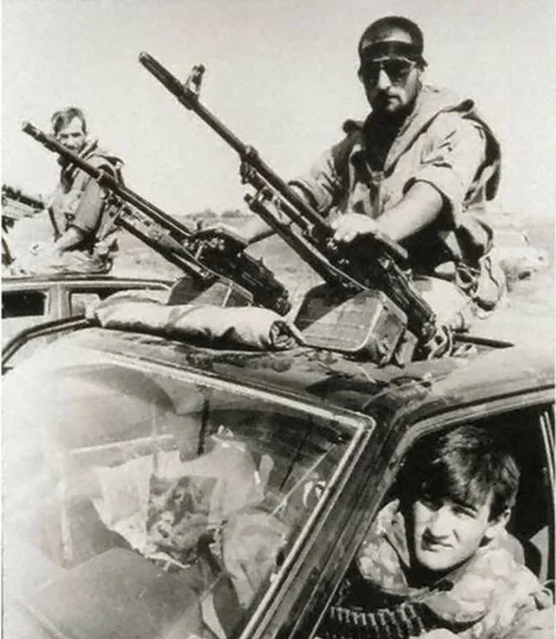 Руслан Лабазанов в окружении своих боевиков.