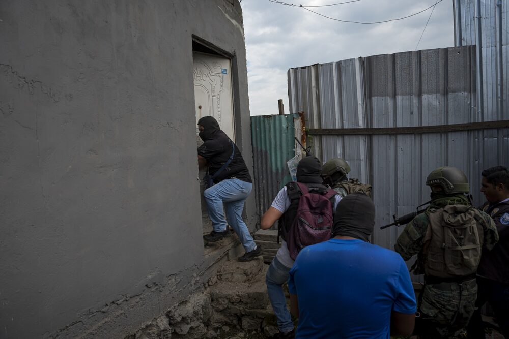 Момент зачистки одного из домов бандитов силами полиции и спецназа в Дуране, Эквадор. 1 февраля 2024 года.