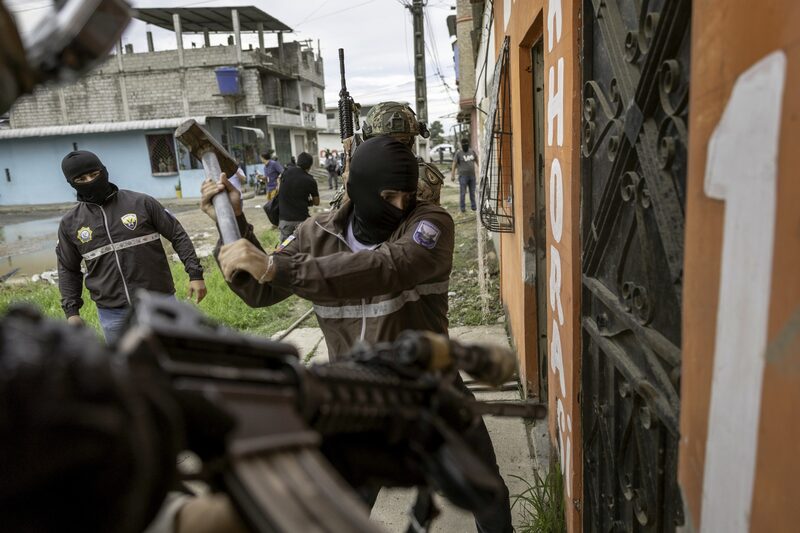 Момент зачистки одного из домов бандитов силами полиции и спецназа в Дуране, Эквадор. 1 февраля 2024 года.