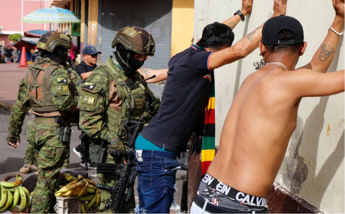 Военнослужащие обыскивают мужчин во время операции по обеспечению общественной безопасности в Кито, 10 января 2024 года.
