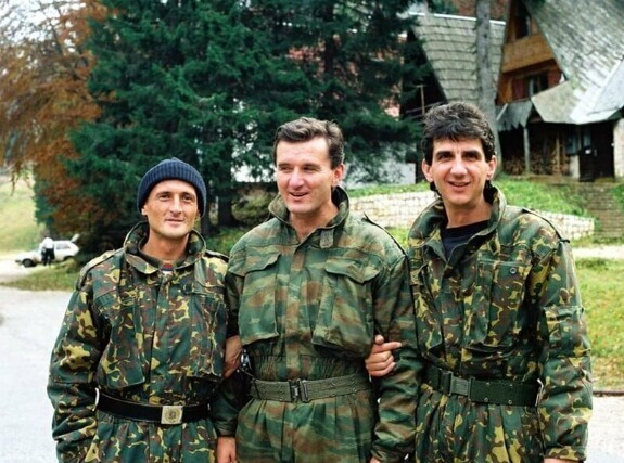 Срджан Кнежевич со своими сербскими бойцами на базе в Яхорине, конец октября 1994 года.