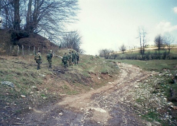 Бойцы отряда «Белые волки» уходят в боевую «акцию» в районе Трново. Весна, 1995 год.