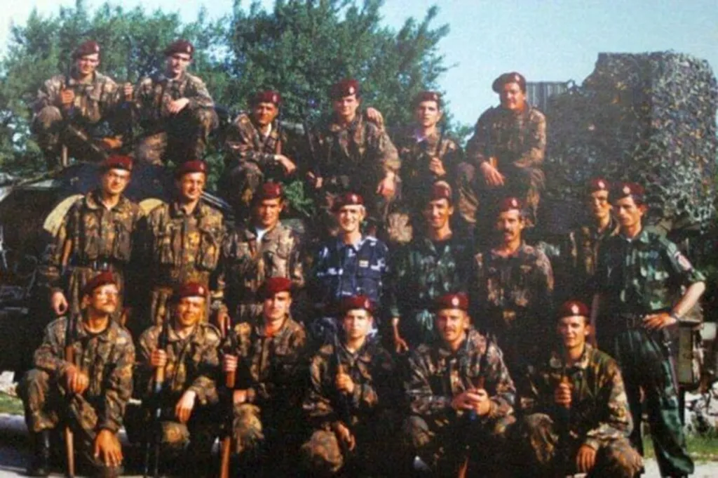 Капитан Драган со своими бойцами в центре подготовки.