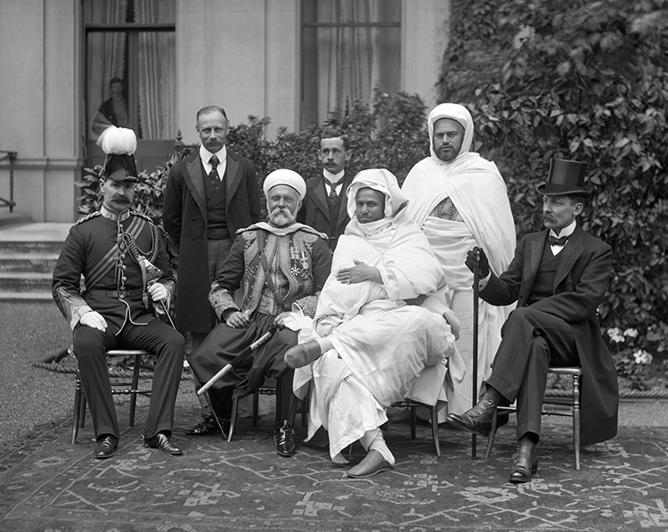 Полковник Бернард Рамсден Джеймс (1864-1938), дипломат Аллан Маклин (1858-1918), герой статьи генерал сэр Гарри Обри де Маклин (1848-1920), переводчик Альфред Ирвин (1865-1921), военный министр Марокко и эмиссар султана Хадж эль-Арби бель-Мехди эль-Менебхи, дипломат Сид Абдеррахман Баргаш, маршал церемоний Сэр Роберт Фоллетт Синг (1853-1920).