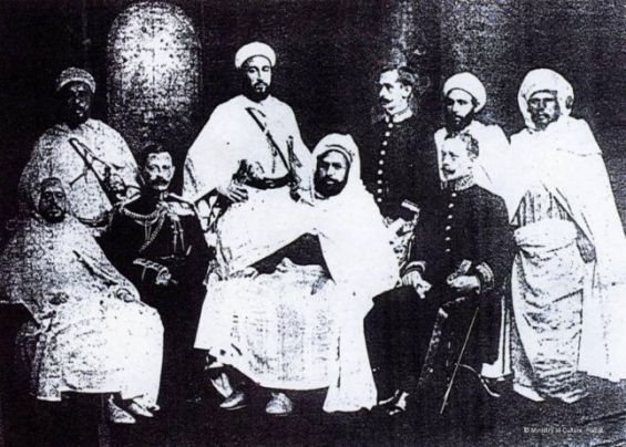 Султан Хассан I сидит по центру.