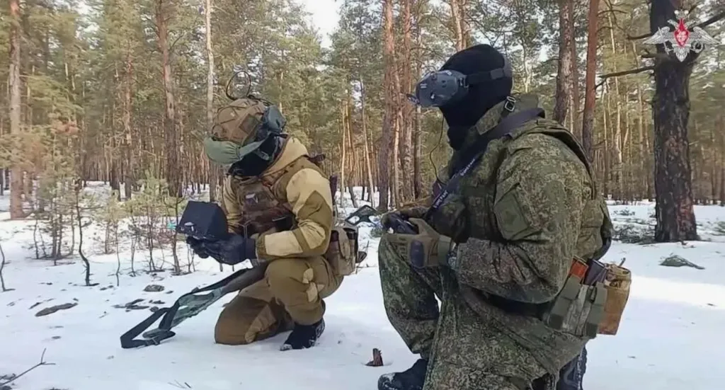 Тут используется FPV-дрон, а помощник отслеживает по электронной карте направление полета беспилотника и корректирует его работу.