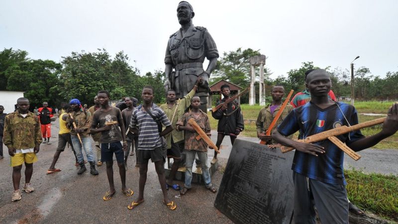 Жители ЦАР у памятника и могилы Жан-Беделя Бокассы в Беренго. ФОТО: gettyimages.com