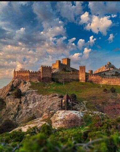 Иллюстрация - т.наз.генуэзская крепость в Суроже (ныне Судак), Крым