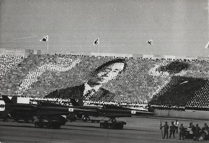 "Живой портрет" Пак Чон Хи на военном параде 1 октября 1973 года.
