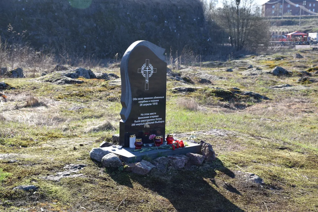 Обелиск на месте массовых расстрелов в Выборге в 1918 году.