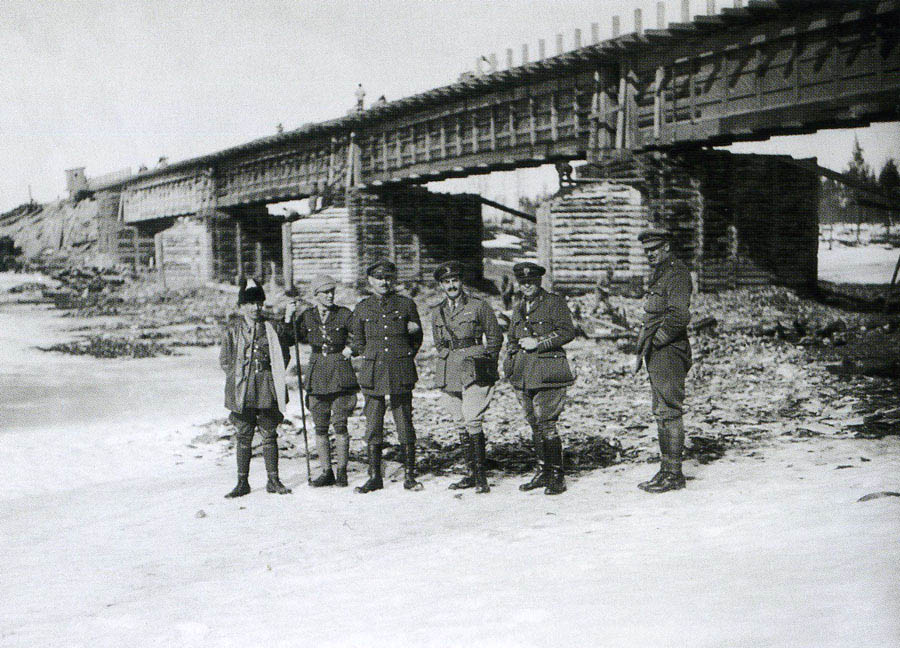 Американские и английские интервенты у моста через реку Онда в 1919 году.