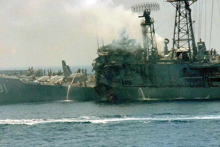 Американский фрегат "Старк" после атаки.