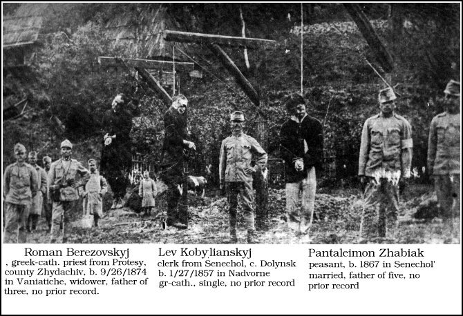 Австрийские солдаты на фоне трех повешенных жителей Мукачево 30 августа 1914 года.