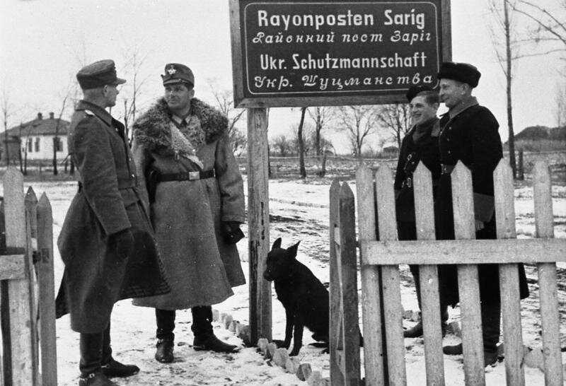 Украинская полиция на оккупированной нацистами территории.