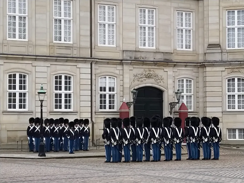 Королевские гвардейцы у дворца Амалиенборг. Фото Владимира Тулина.