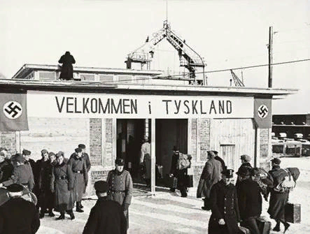 Датчане отправляются на работу в Третий Рейх. Надпись — «Добро пожаловать в Германию».