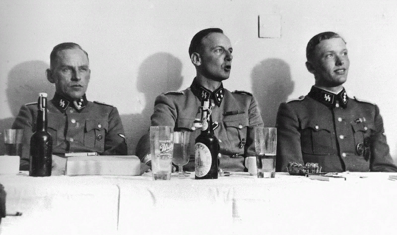 В центре - Кристиан фон Шальбург, слева - Кнуд Мартинсен.