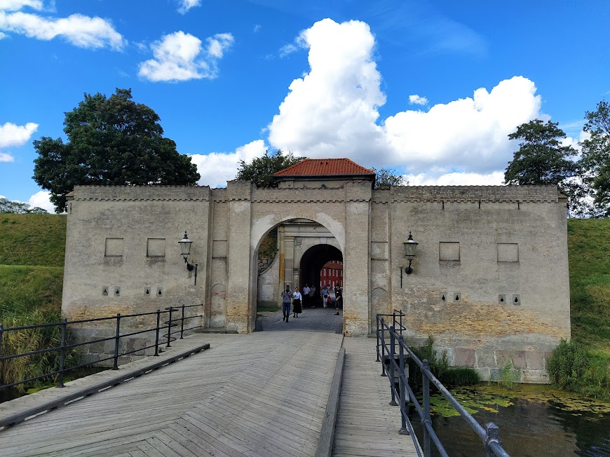 Вход в замок Кастеллет. Фото Владимира Тулина.