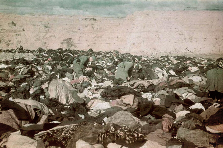 Немцы рассматривают вещи евреев, расстрелянных в Бабьем Яру.