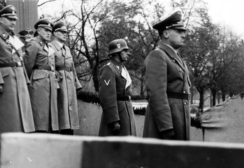 Обергруппенфюрер СС Фридрих Вильгельм Крюгер (в центре в каске) на полицейском параде в Кракове.