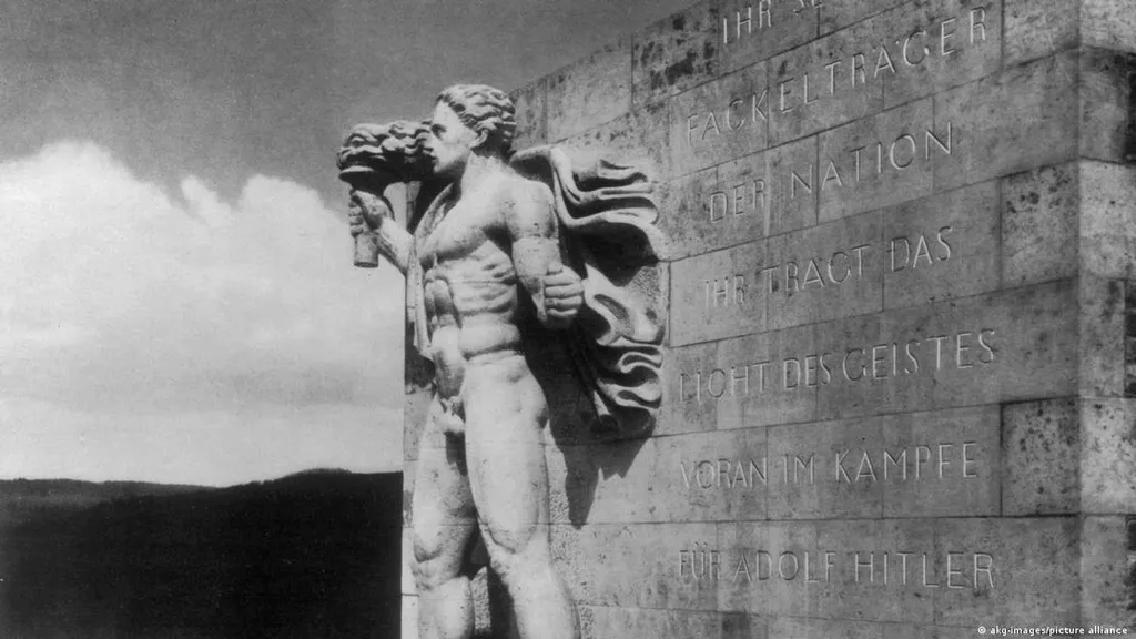 Статуя факелоносца в 1938 году.