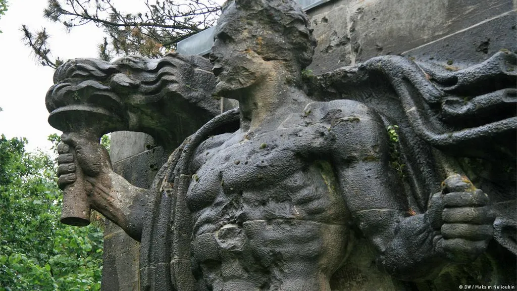 Статуя факелоносца в наши дни.