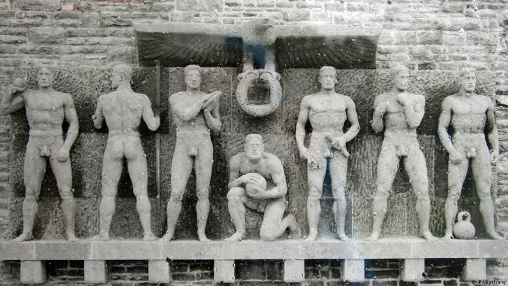 Скульптуры на стадионе в 1938 году.