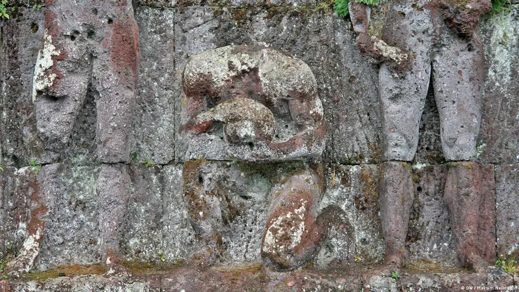 Скульптуры на стадионе в наши дни.