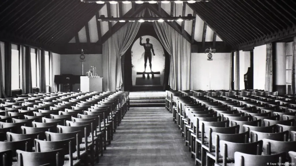 Зал славы со скульптурой "Новый человек" в замке Фогельзанг в 1938 году.