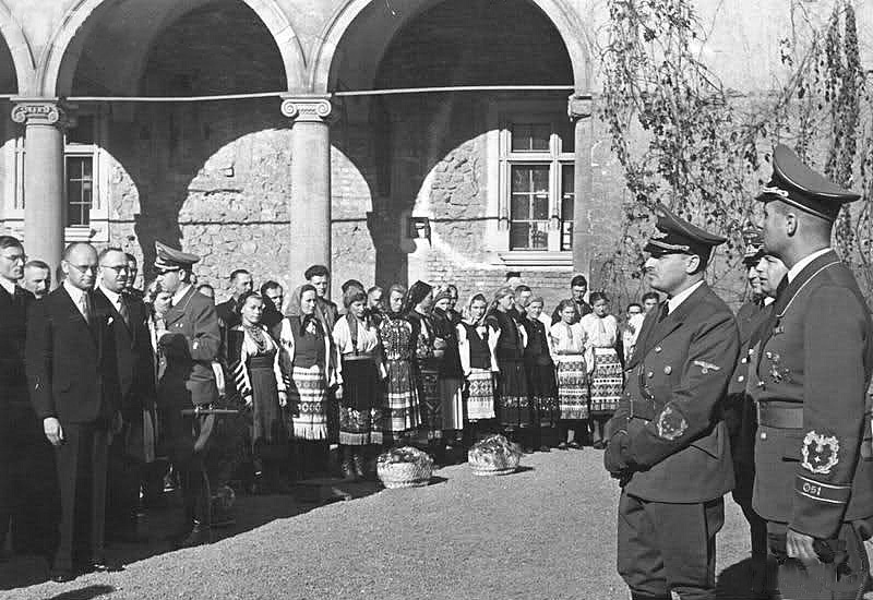 Владимир Кубийович приветствует генерал-губернатора Ганса Франка 28 октября 1943 года.