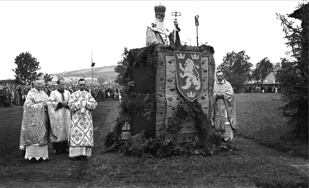 Епископ УГКЦ Иосафат (Коциловский) благославляет добровольцев дивизии СС "Галичина" 4 июля 1943 года.