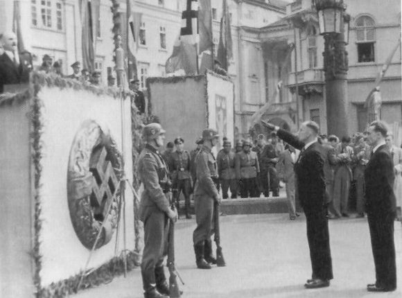 Евген Побегущий приветствует нацистское руководство на торжественных проводах дивизии СС "Галичина" 18 июля 1943 года. 