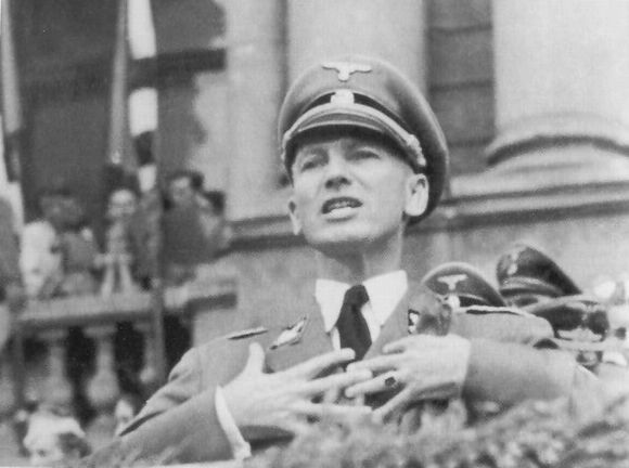 Отто Вехтер выступает перед добровольцами дивизии СС "Галичина" 18 июля 1943 года.