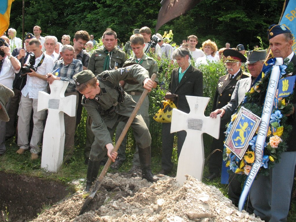 Похороны эсэсовцев в Львовской области в 2009 году.