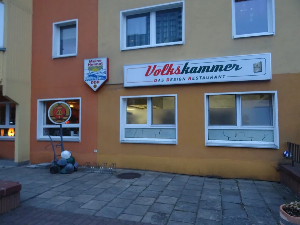 Берлинский ресторан Volkskammer (Народная палата). Так назывался парламент ГДР. Украшен гербом ГДР и лозунгом "Моя родина-ГДР".